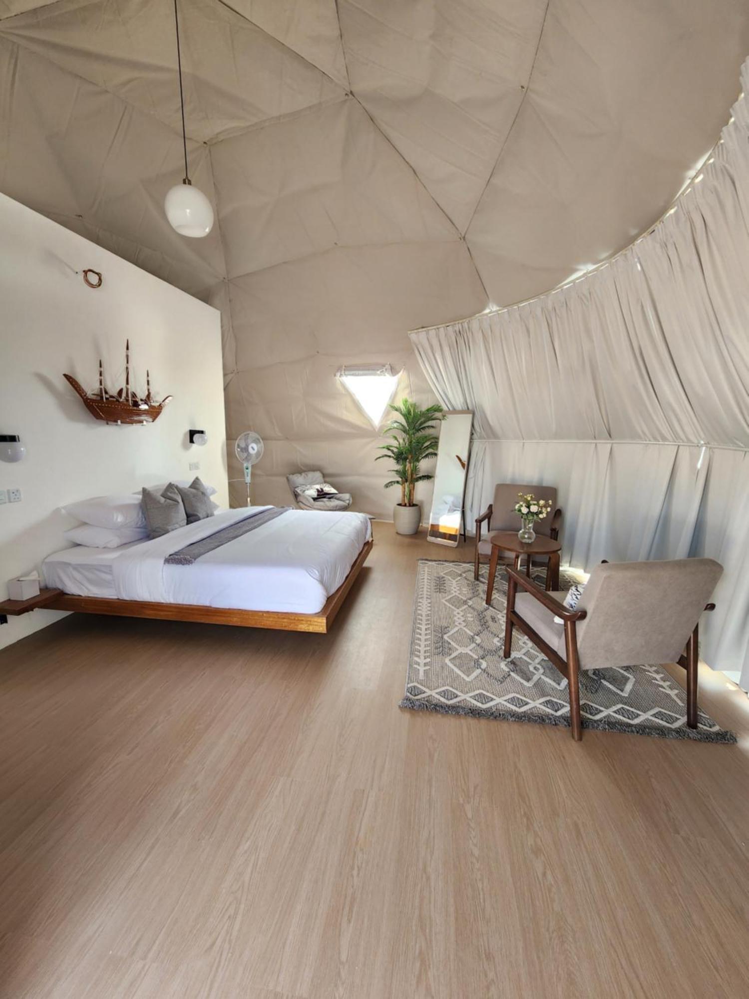 Kemp Bubbles Domes Private Cmp