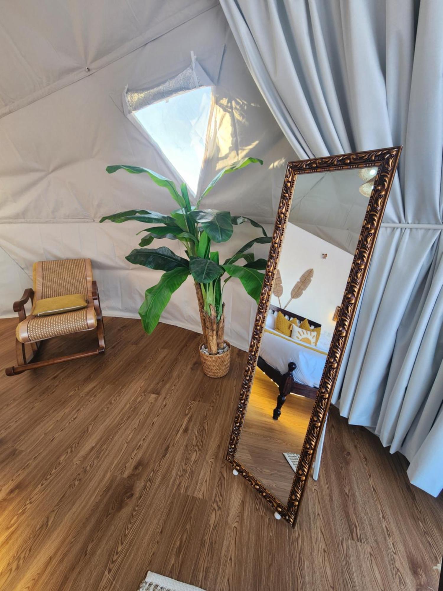 Bubbles Domes Private Cmp *